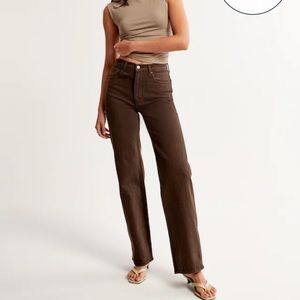 Abercrombie & Fitch 90s Relaxed Jean High Rise
Size 26 | 2R
Dark brown